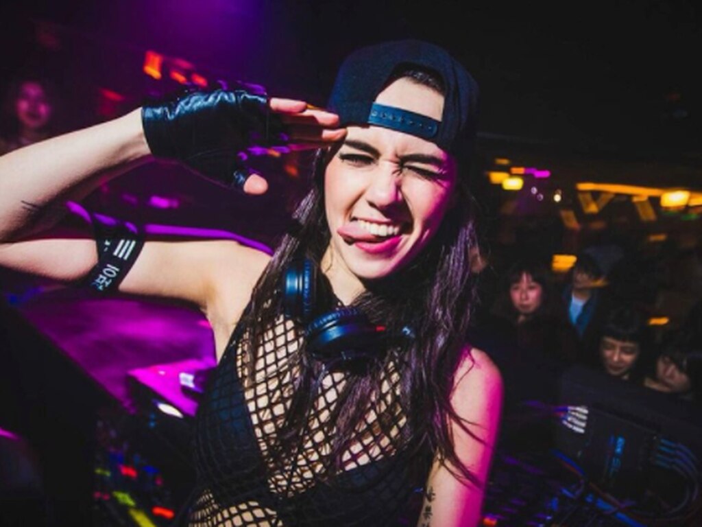 Mariana BO, la mujer que conquistó la música electrónica con su violín