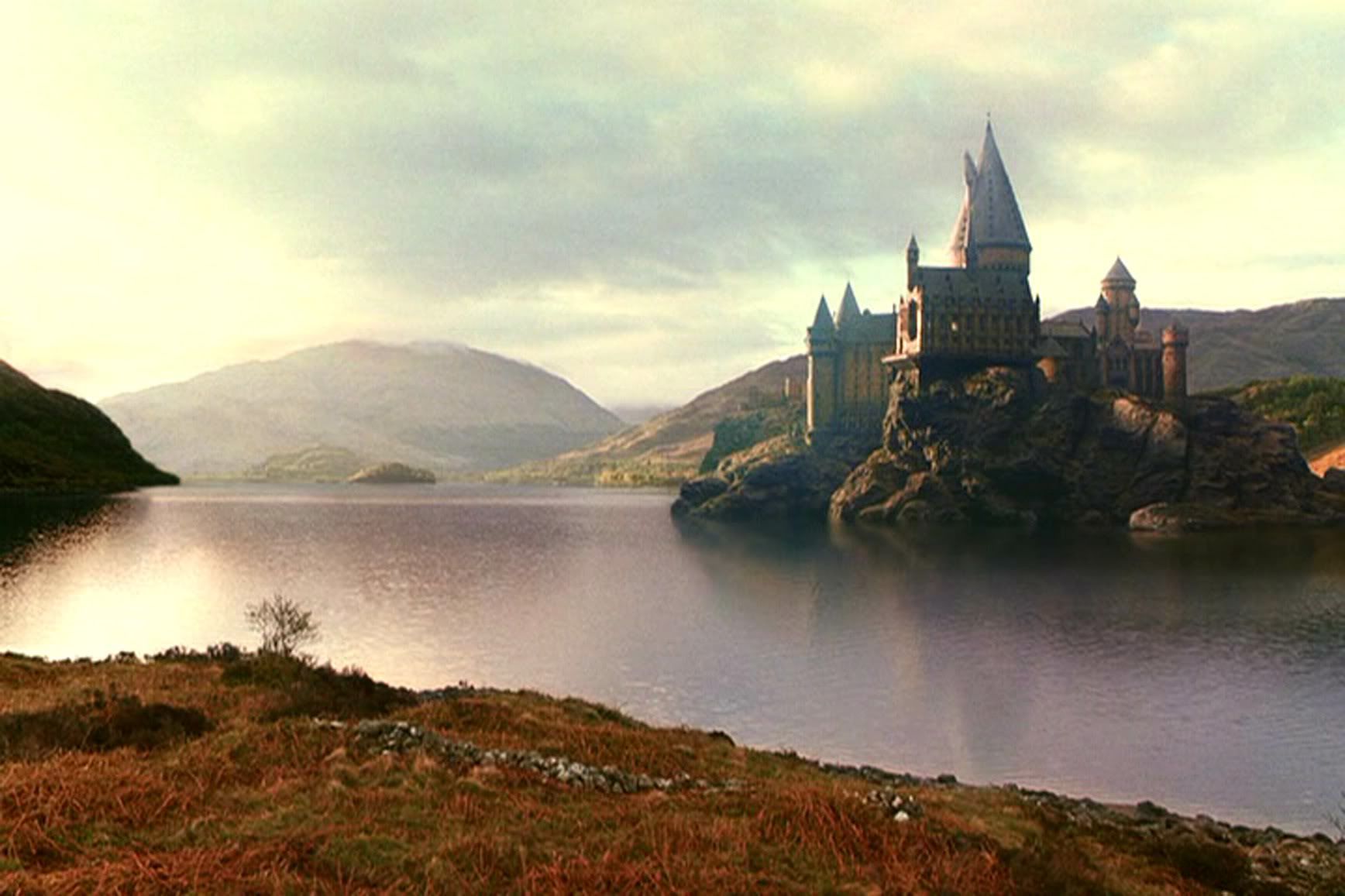 Hogwarts Background 4 (smaller). Chateau poudlard, Peinture de harry potter, Harry potter trucs