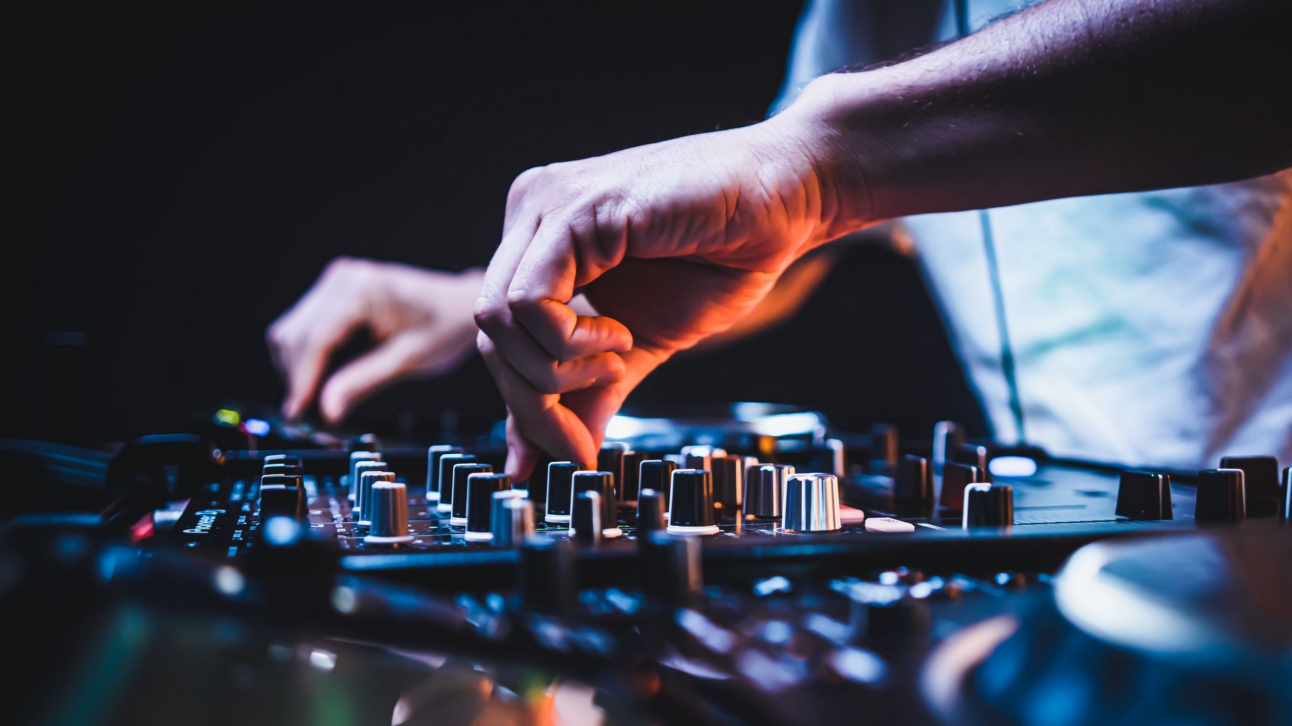 Download wallpaper 2560x1440 dj, apparatus, equipment, hands, buttons widescreen 16:9 HD background