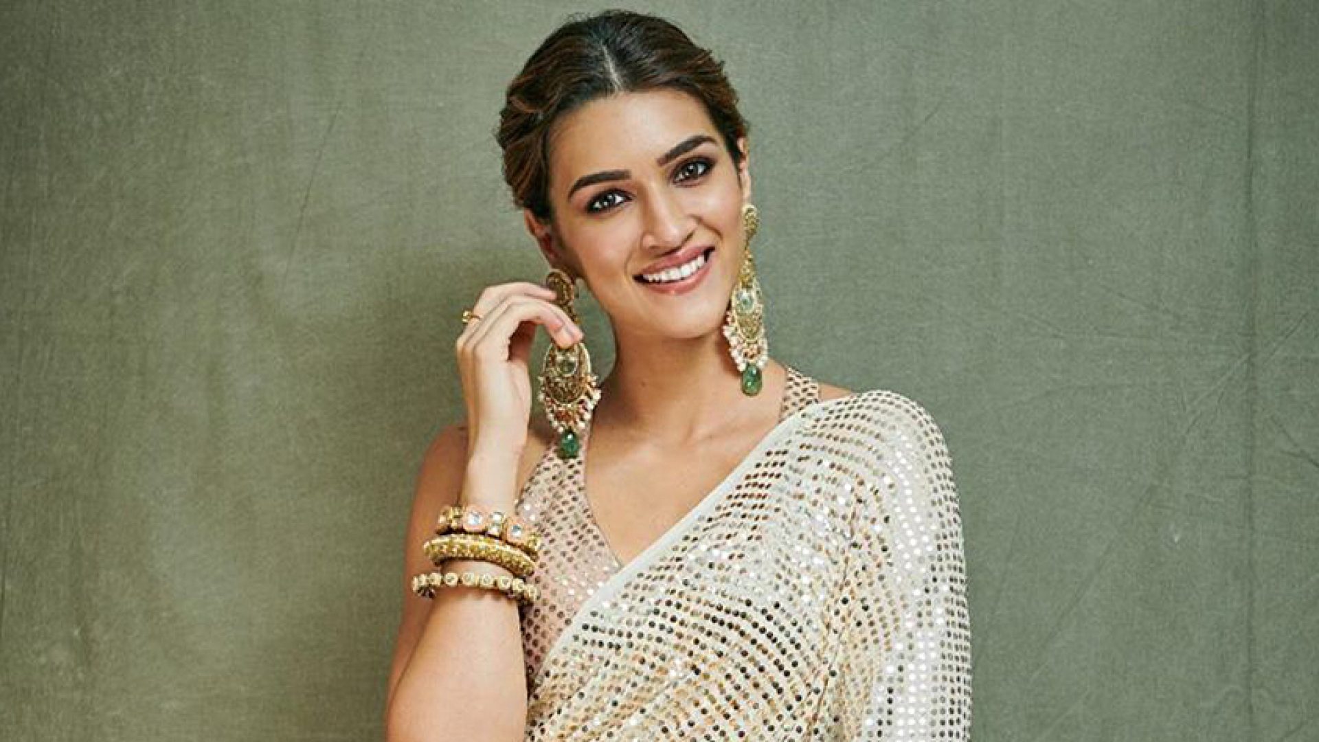 Kriti Sanon's ivory mukaish Manish Malhotra sari came with a unique backless blouse