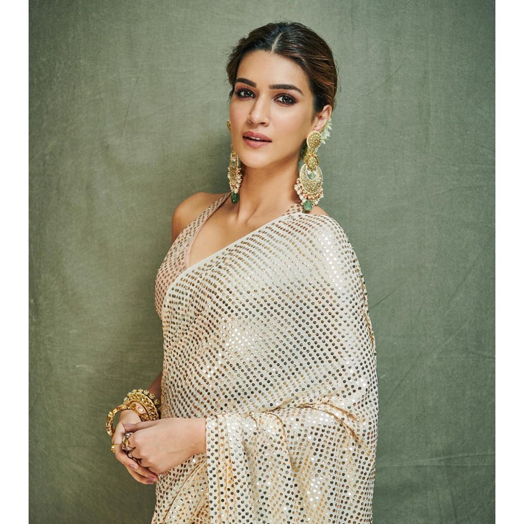 Kriti Sanon is a sight to behold in THIS Baadla saree [PHOTOS] Indian Wire