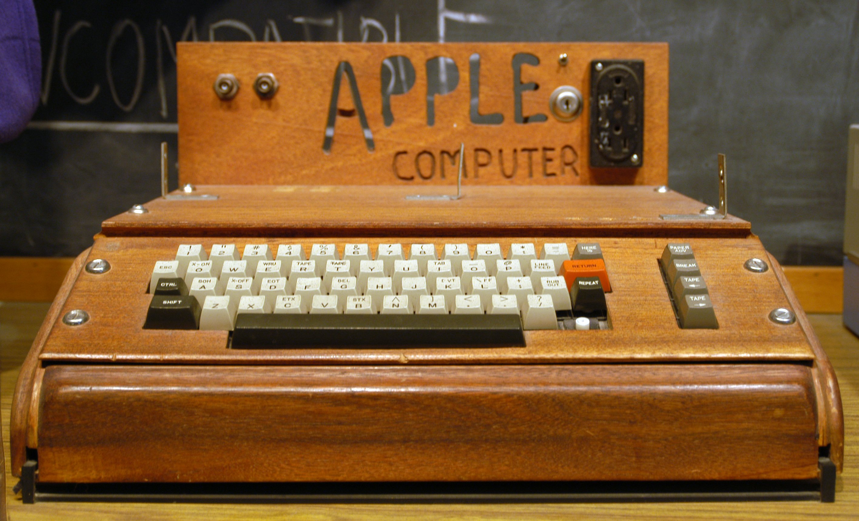 The Original Apple I Computer, Built by Steve Wozniak in 1976 HD wallpaper