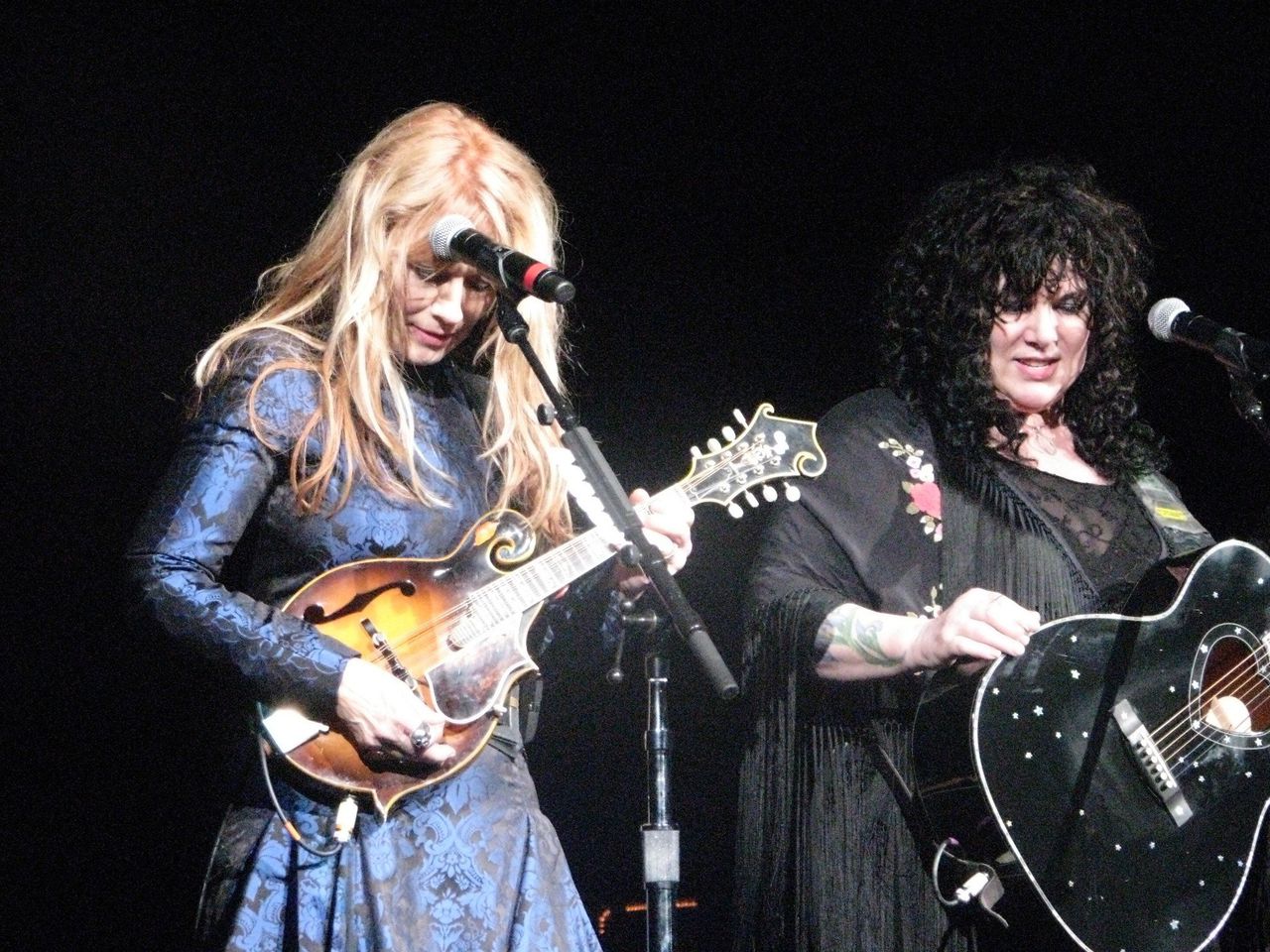 Heart, with Ann and Nancy Wilson, turn back the clock and turn up the heat (review)