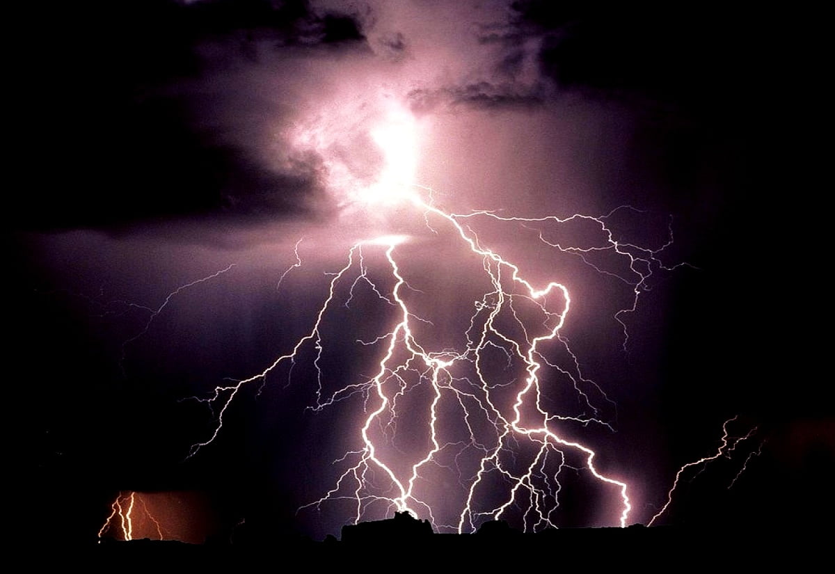 Minimalist Thunder, Lightning, Thunderstorm background picture. FREE Best photo