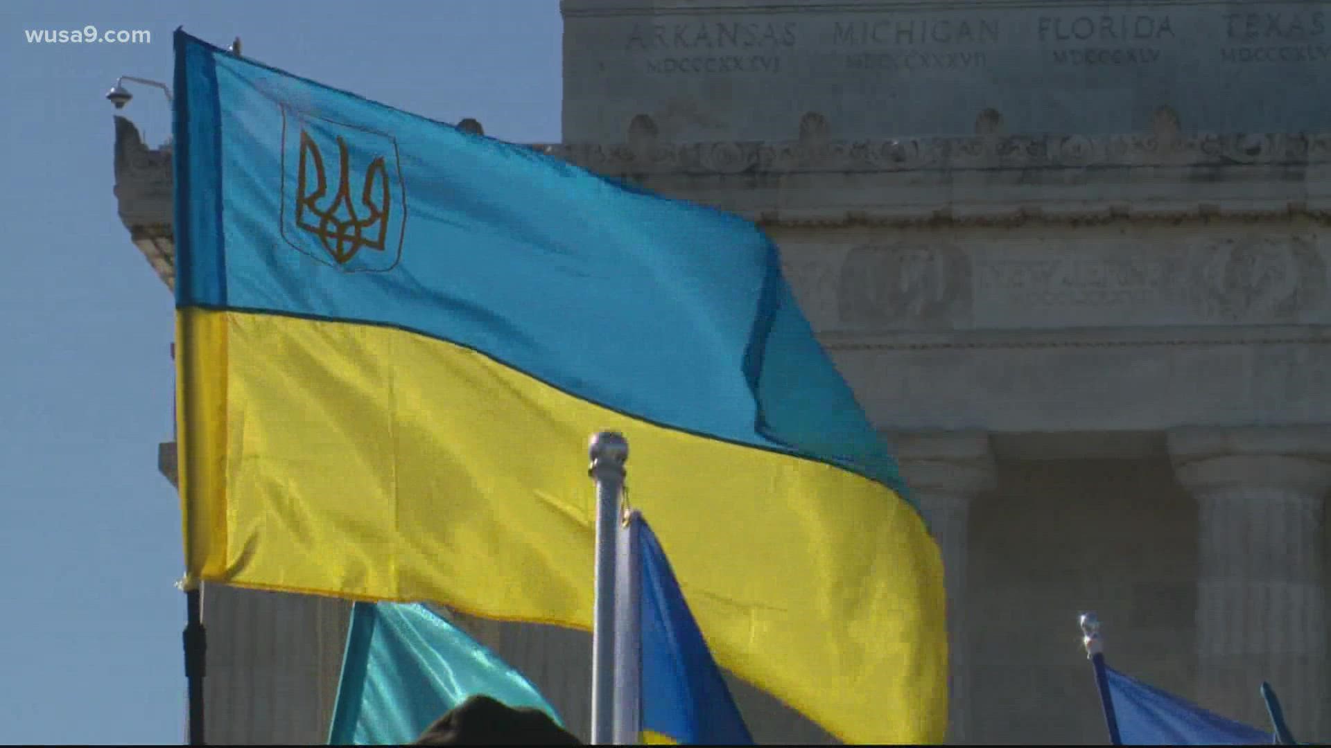 Hundreds rally in DC in support of Ukraine and call for peace