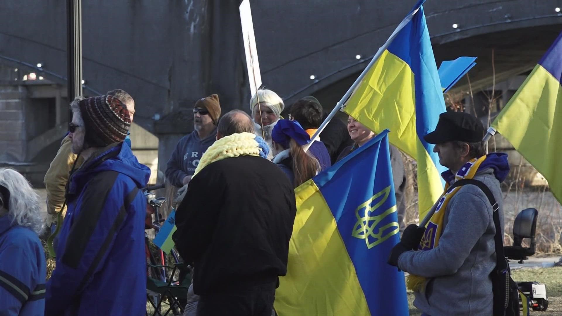 About 100 people rally in Grand Rapids for peace in Ukraine