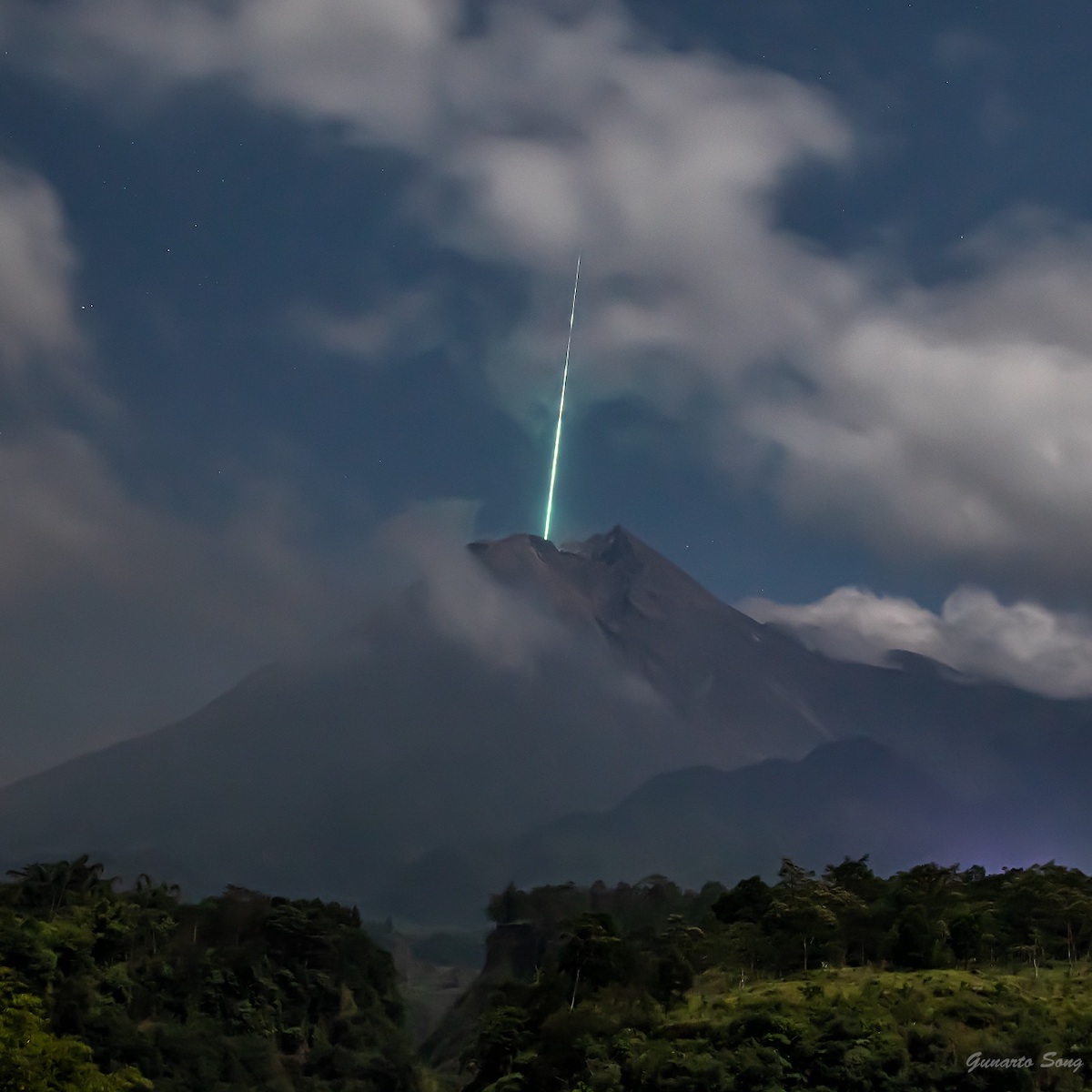 Viral Photo of a Shooting Star Falling Inside Mount Merapi Volcano