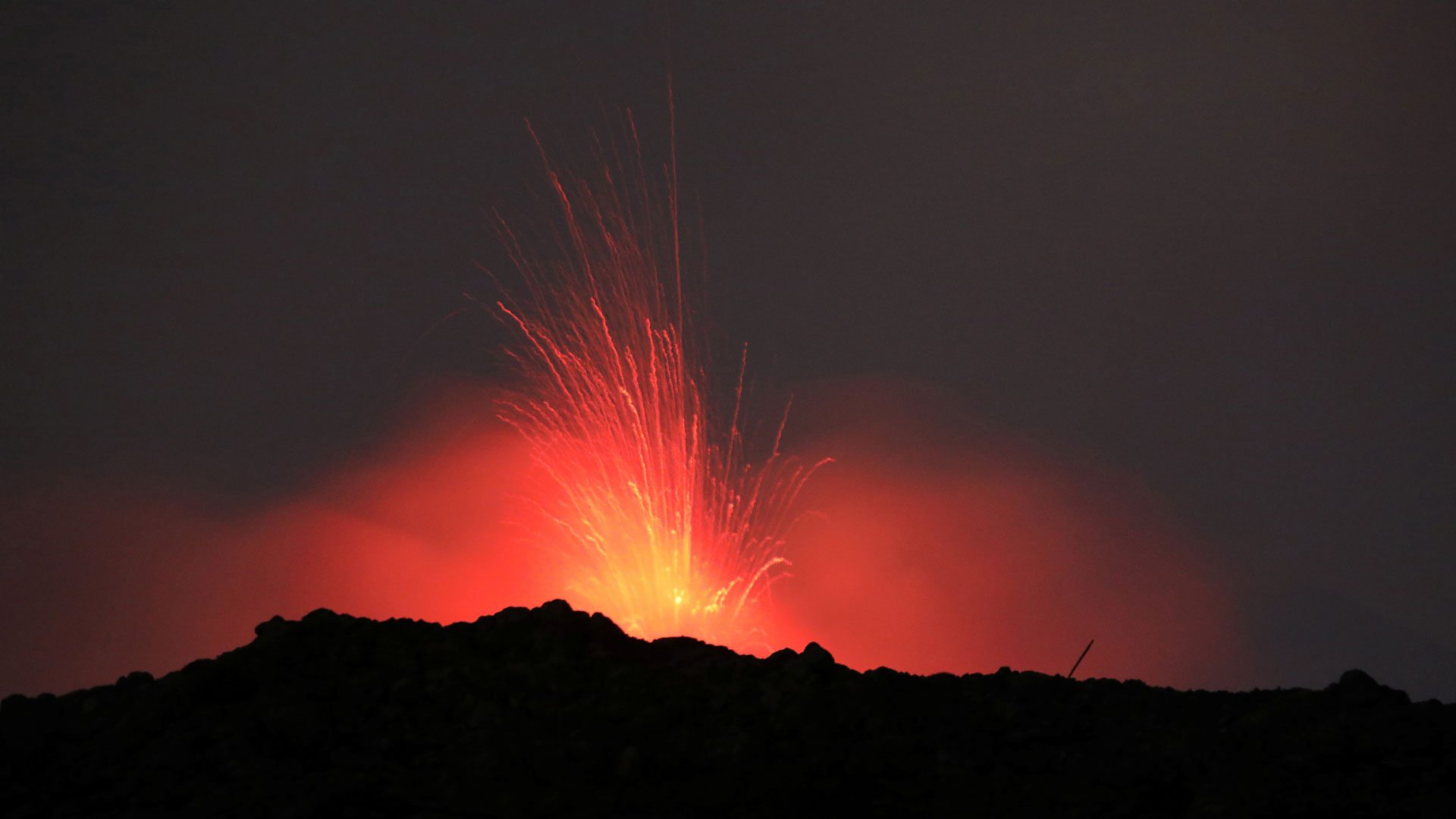 Mount Merapi: Volcano eruption spews enormous ash cloud