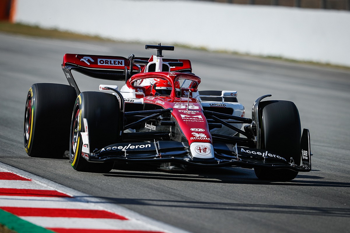 Alfa Romeo taken aback by porpoising issue in F1 testing