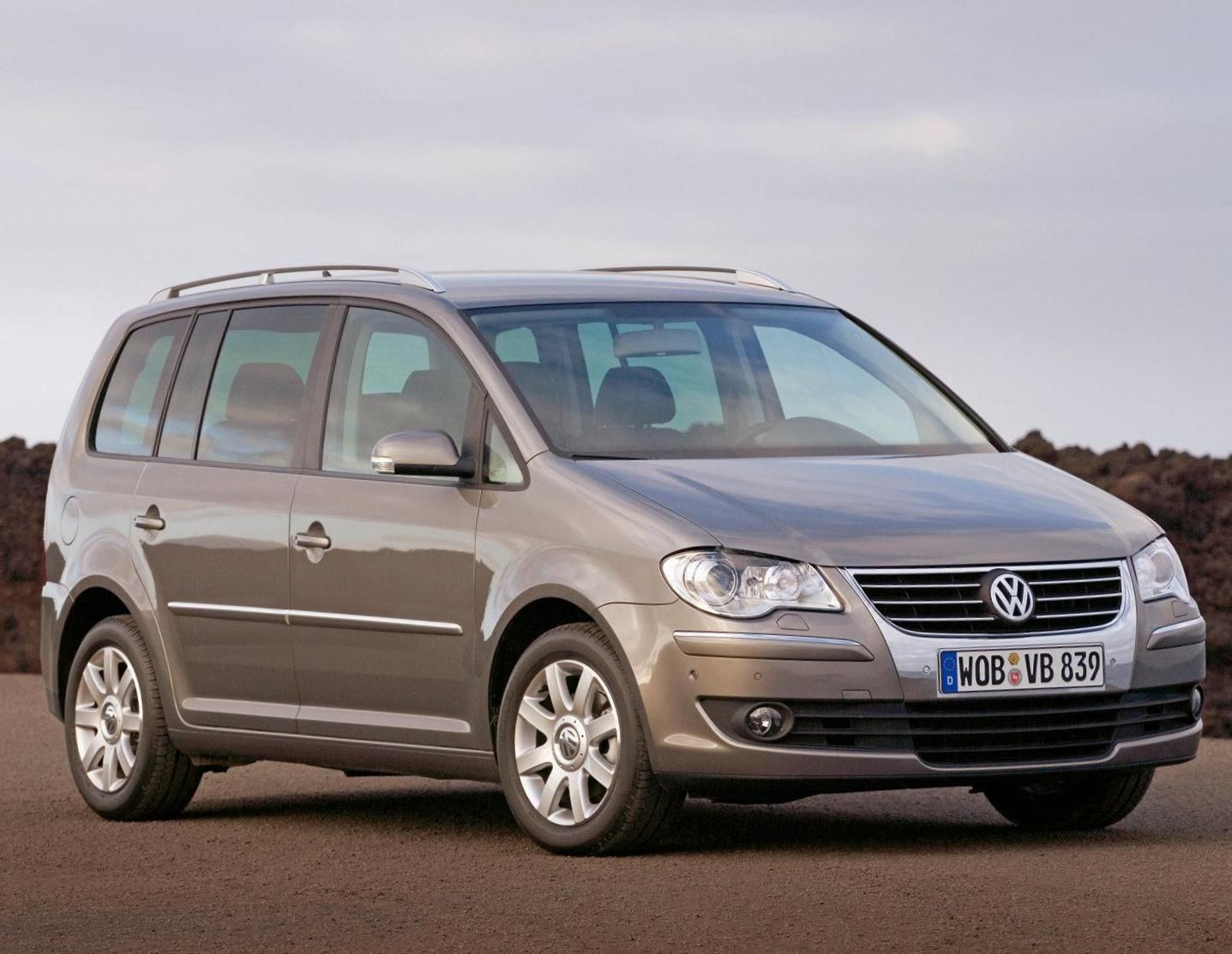 Volkswagen Touran Photo and Specs. Photo: Volkswagen Touran approved and 26 perfect photo of Volkswagen Touran. Volkswagen touran, Volkswagen, Car volkswagen