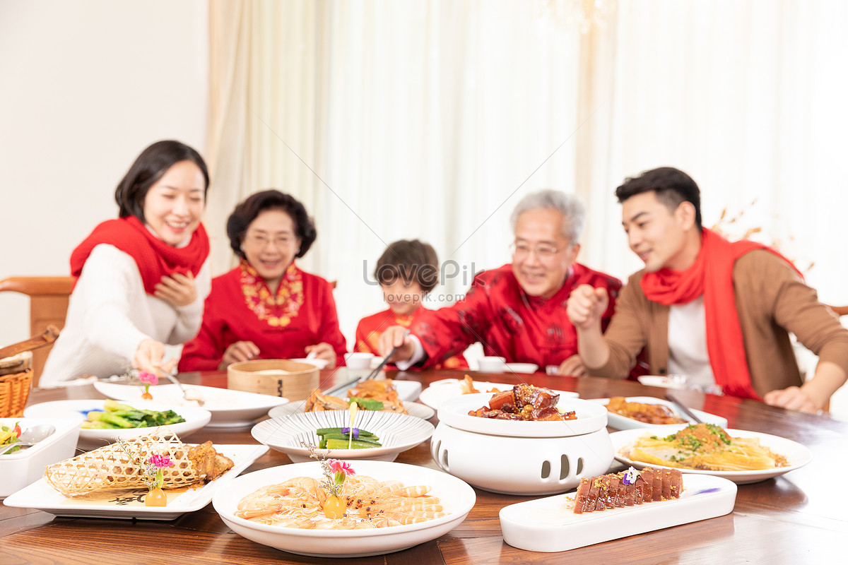 New Year Family Reunion Dinner Picture And HD Photo. Free Download On Lovepik
