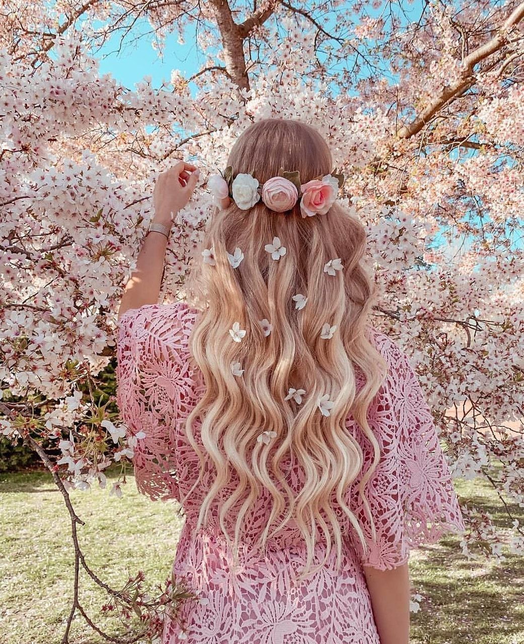The Prettiest Spring LookBook That Will Make You Want Spring ASAP. Flower photohoot, Cute girl wallpaper, Girly picture