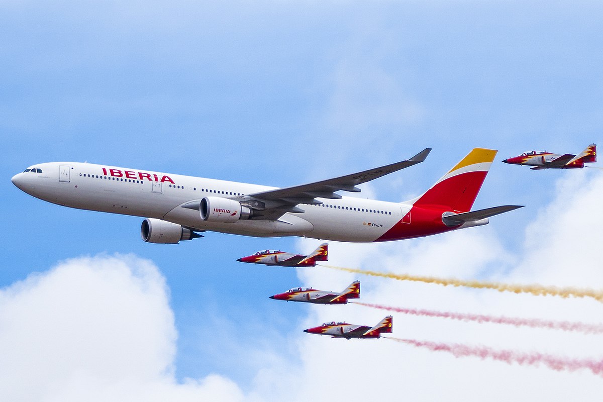 Iberia Airbus A330 & patrulla Á