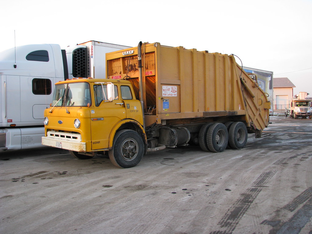 Old school garbage truck. Behind the K&H Truck Plaza, Gilma