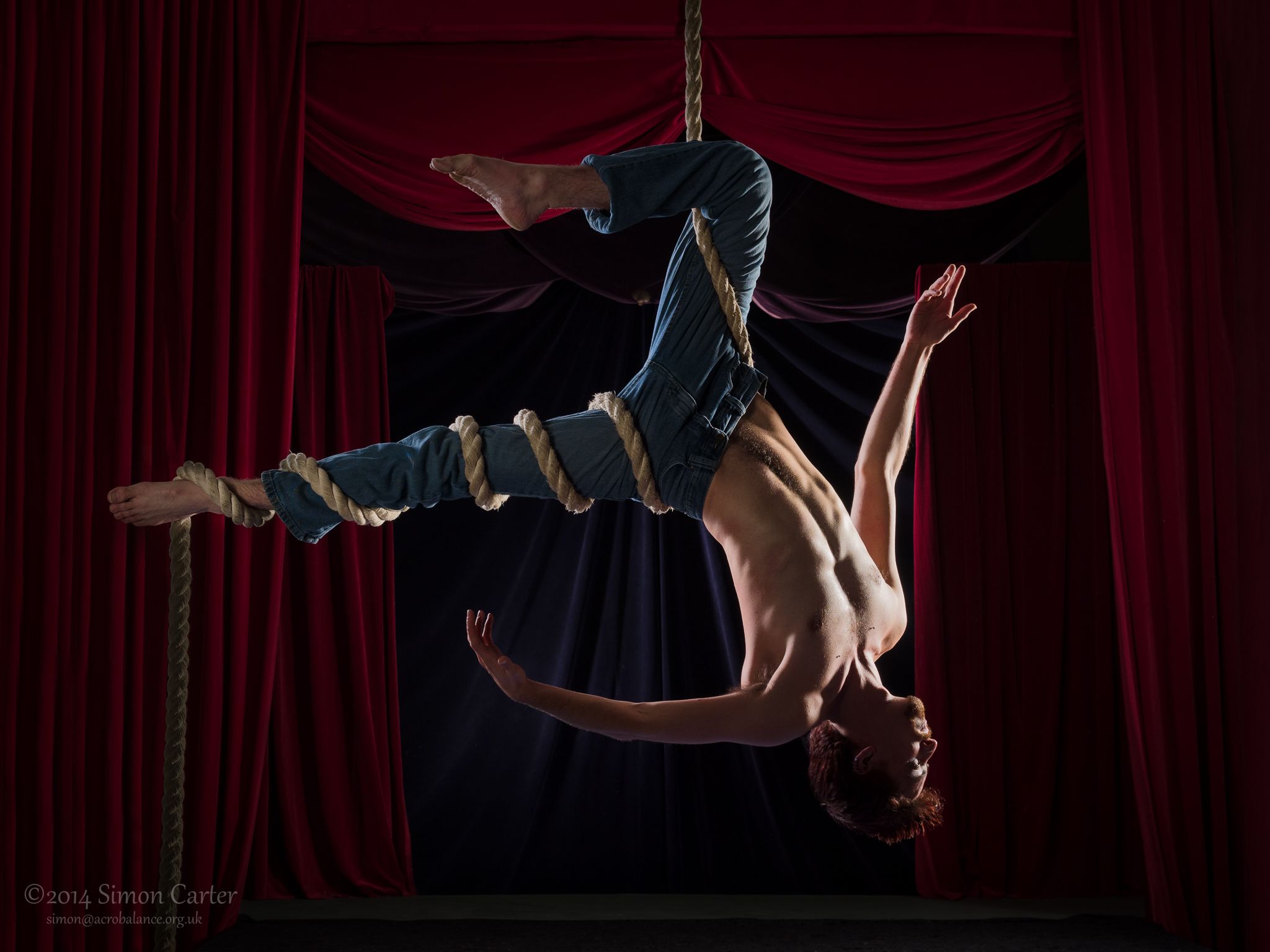 Extended catchers. Loki from Loki Performances on Corde Lisse. Photo by Simon Carter. Circus aesthetic, Dancing aesthetic, Circus acrobat