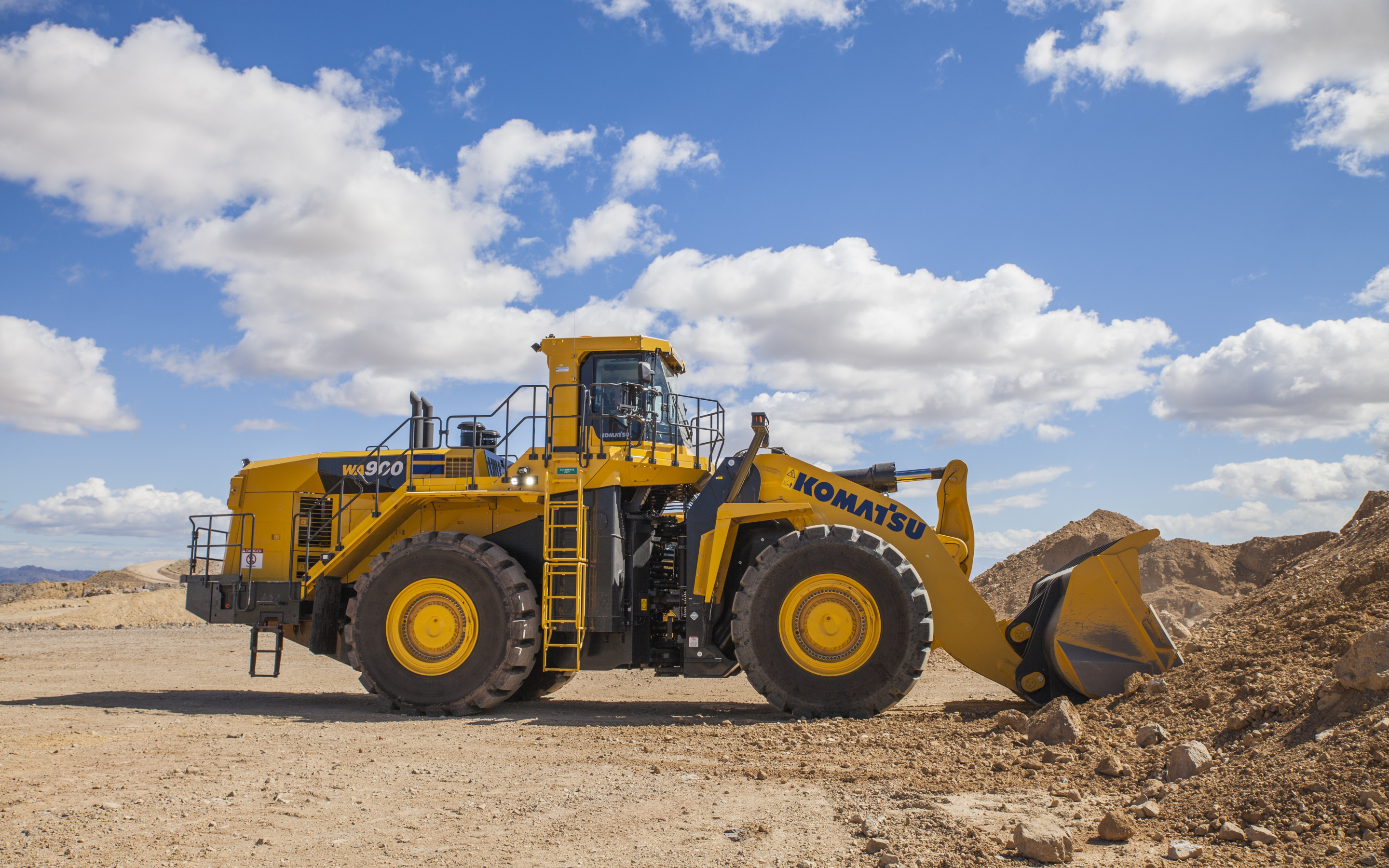 Download wallpaper Komatsu WA900, Loader, heavy equipment machine, construction machinery, wheel loader, Komatsu for desktop with resolution 2880x1800. High Quality HD picture wallpaper