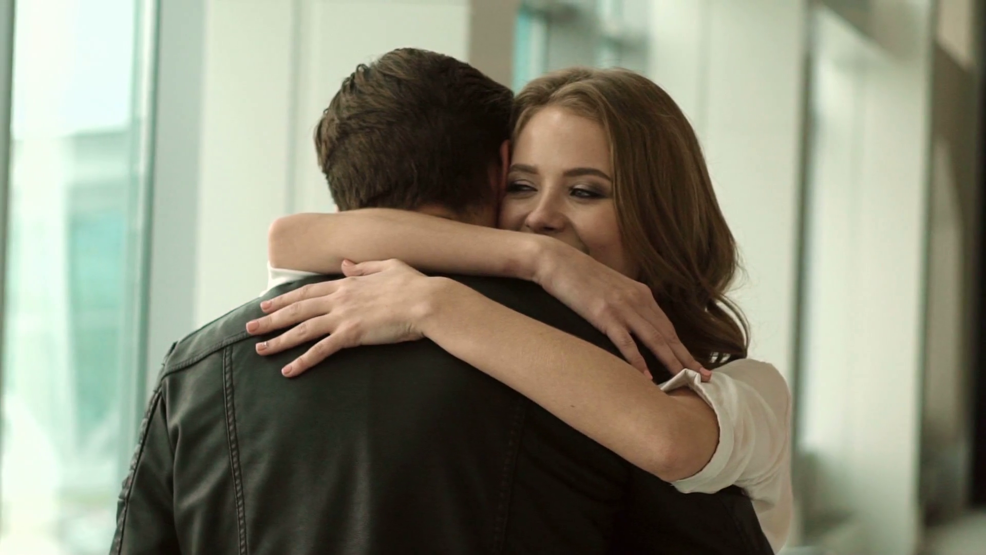 Couple Meeting At The Airport Hugging Boyfriend Wallpaper & Background Download