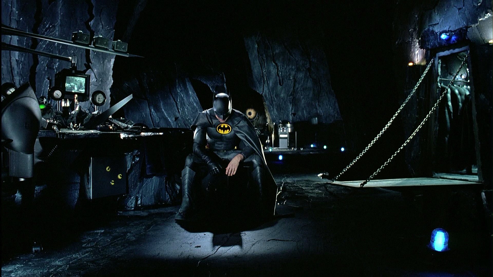 The Flash: Batman Set Photo Teases Michael Keaton's New Batsuit. Den of Geek