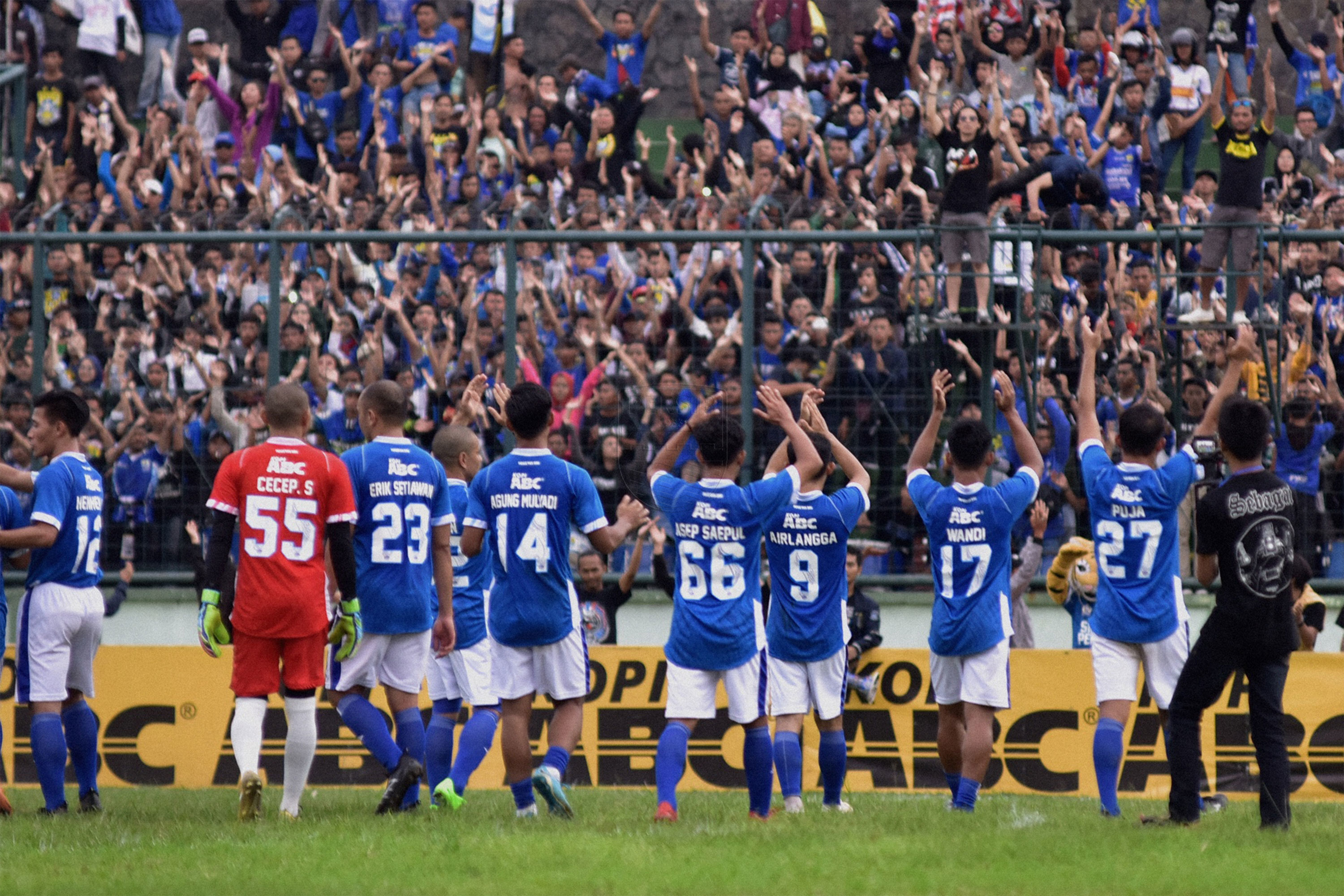 Bobotoh Nyarita: Berjalan Kaki Bersama Ayah. Official Persib Web