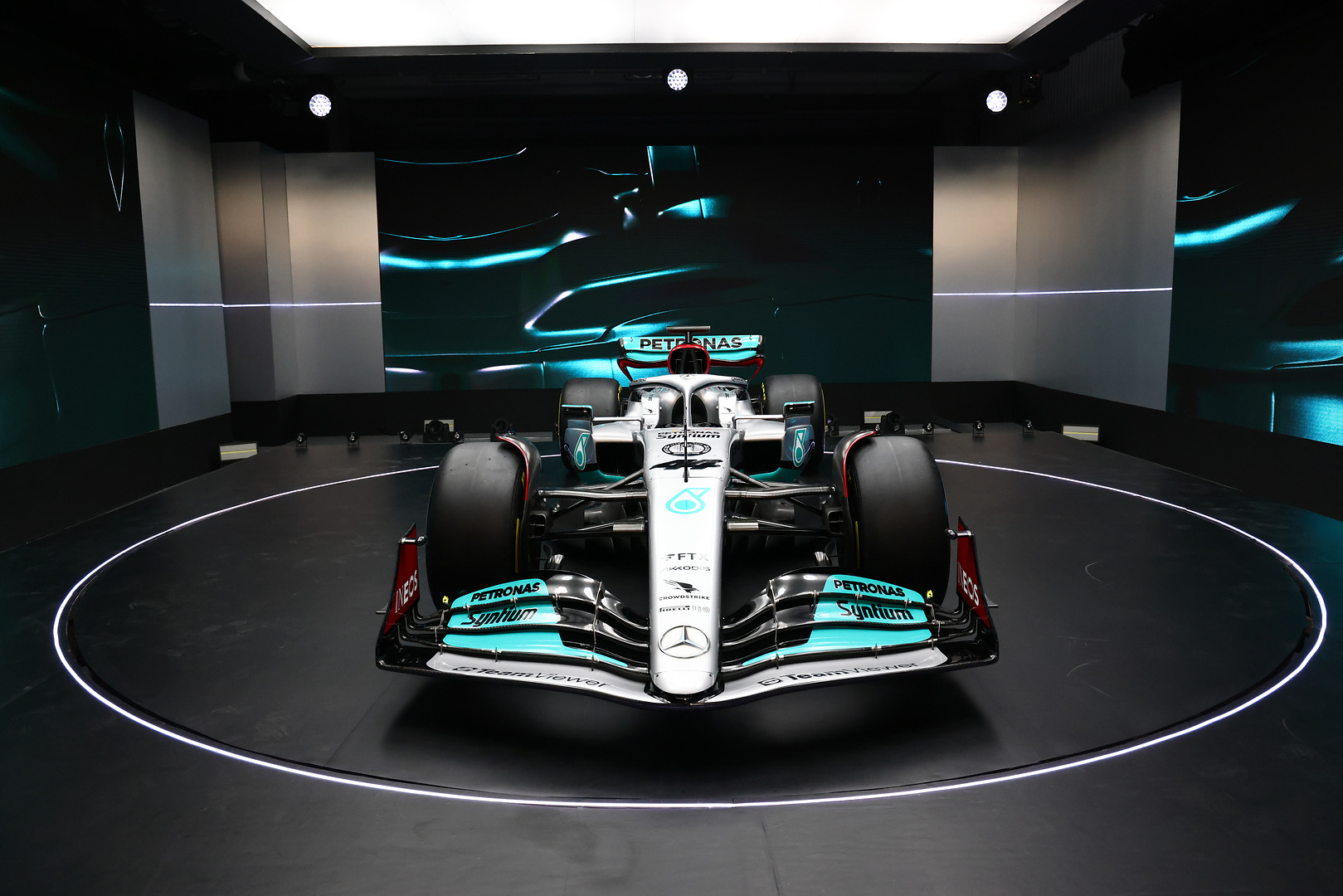 Mercedes reveals 2022 Formula 1 car, silver livery returns