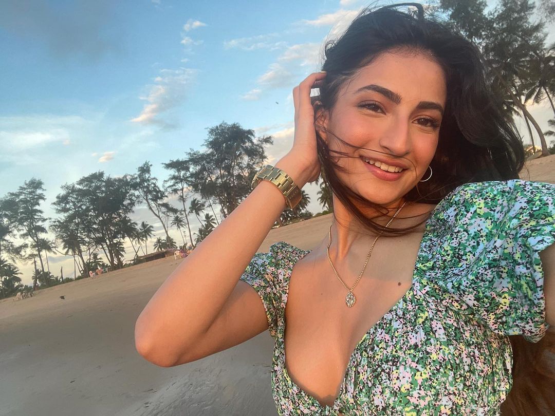 Hottest Alert: Shweta Tiwari's Daughter Palak Tiwari Grabs Eyeballs With Her Sun Kissed 'photodump' Moments, We Can't Resist Falling In Love