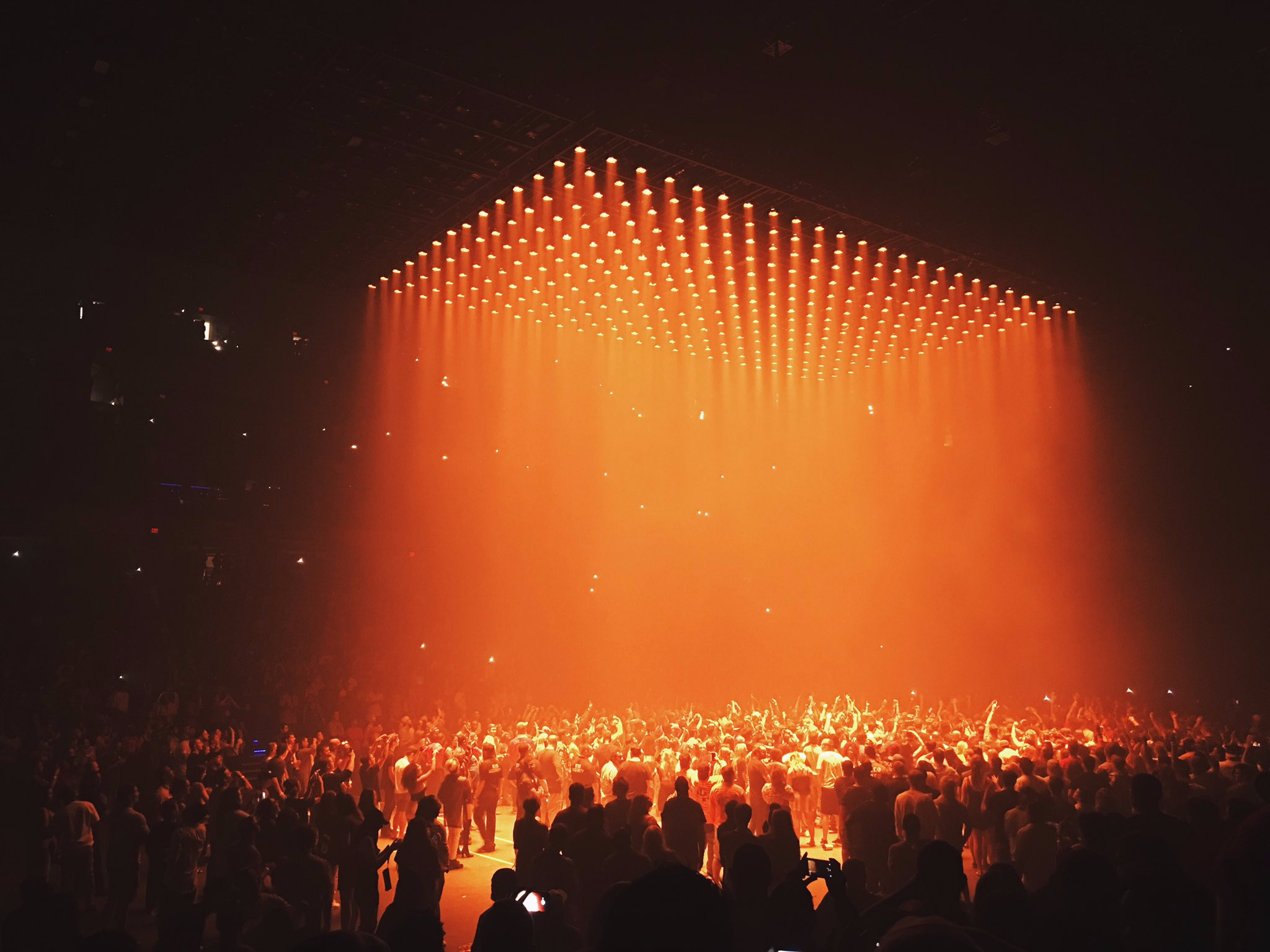 VISUALS SAINT PABLO TOUR 2016