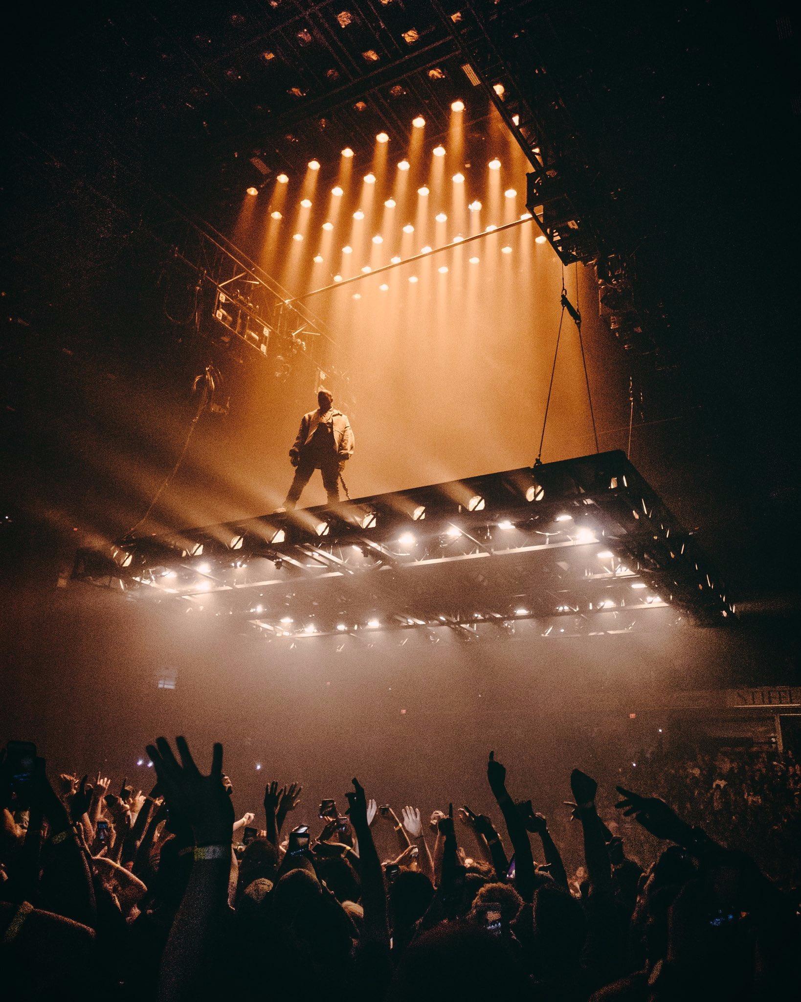 VISUALS SAINT PABLO TOUR 2016