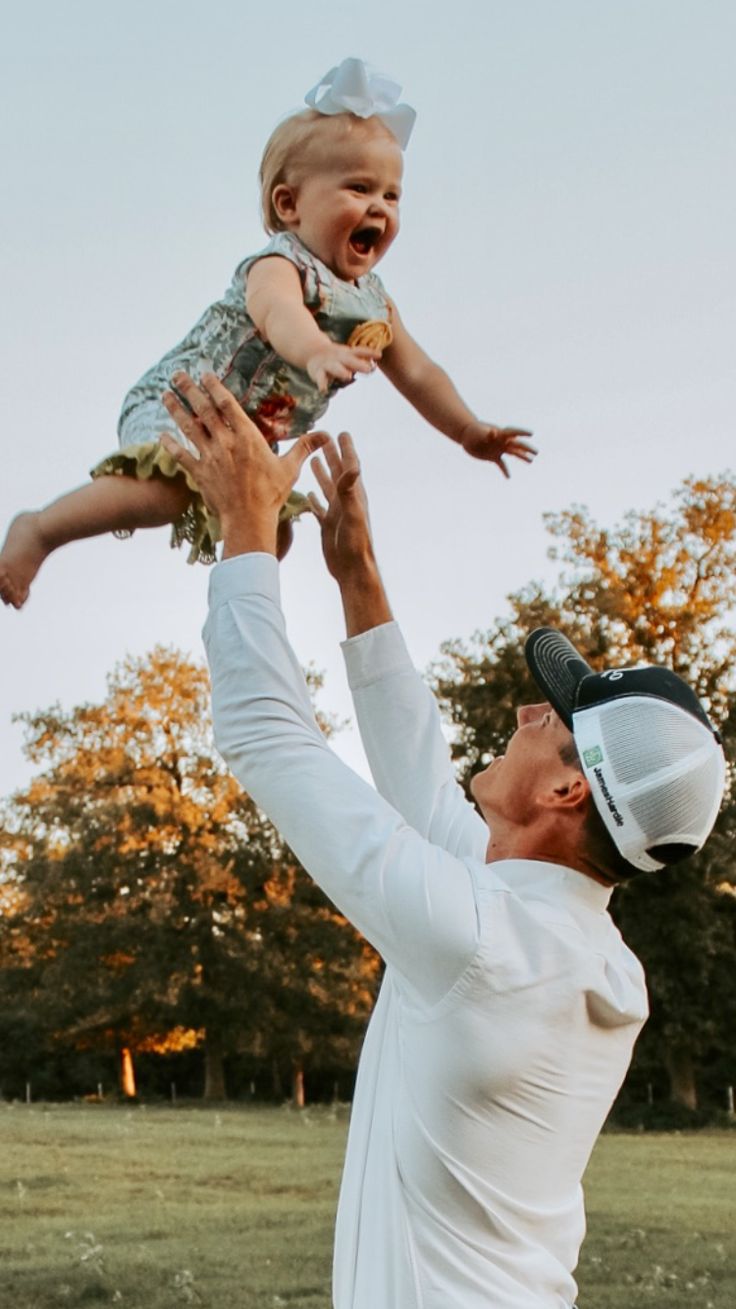 year old baby photography daddy daughter. Baby photohoot girl, Baby family picture, Daddy daughter picture