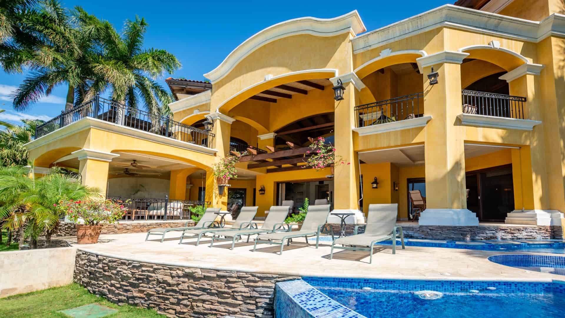 Hacienda Casa Amarilla: 4 Bedroom Mansion
