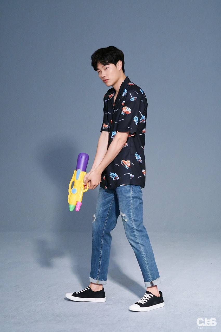 Ryu Jun Yeol WALLPAPER #wallpaper #lockscreen. Gaya model pakaian pria, Gaya model pakaian, Model pakaian pria