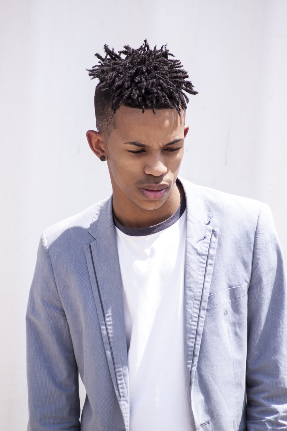 man's grey and black shirt photo