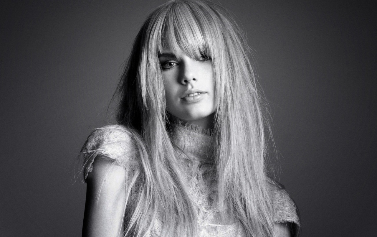 Taylor Swift Monochrome Straight Hair wallpaper. Taylor Swift Monochrome Straight Hair