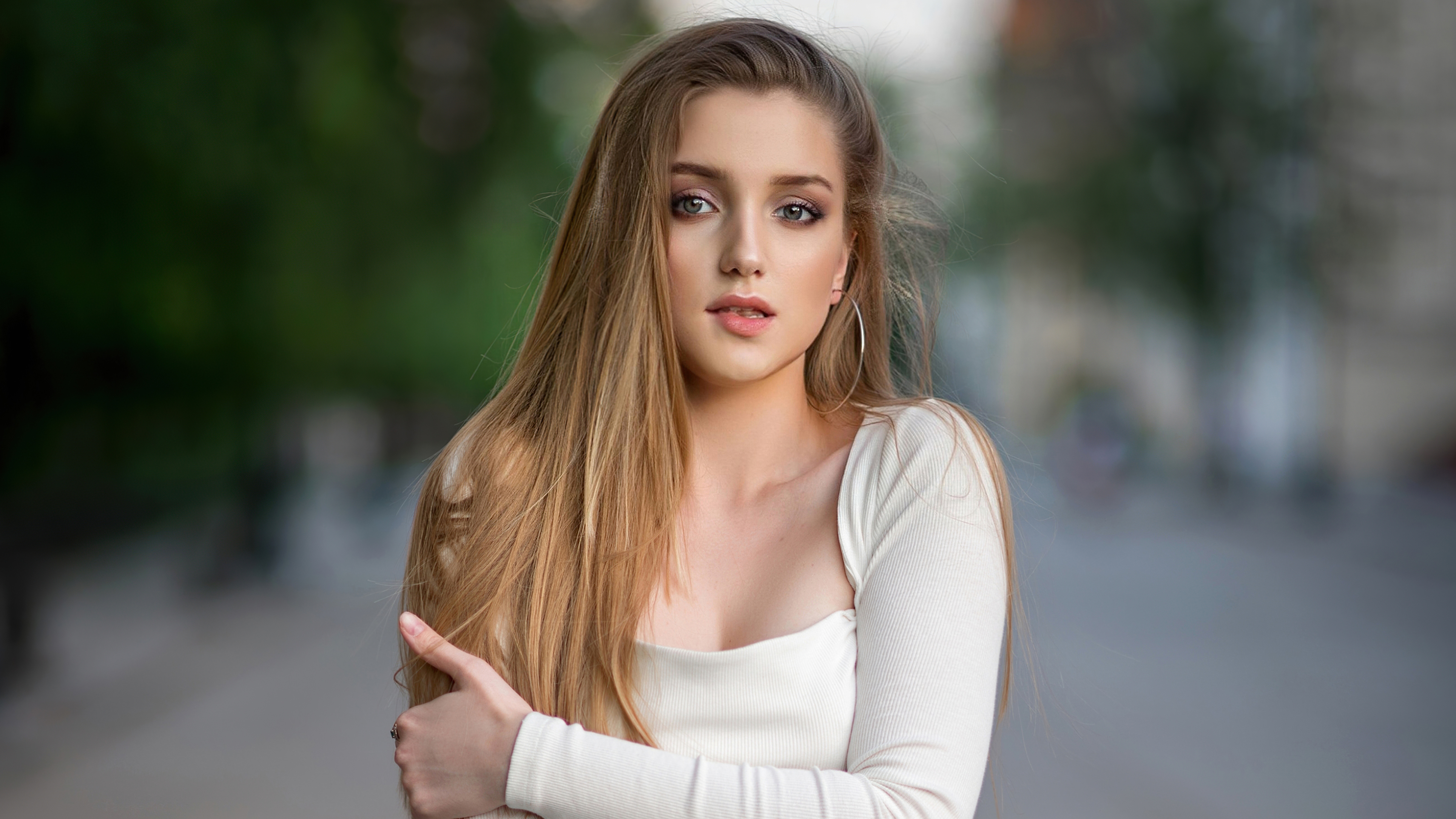 Wallpaper 4k Blonde Girl Hoop Earrings 4k Wallpaper