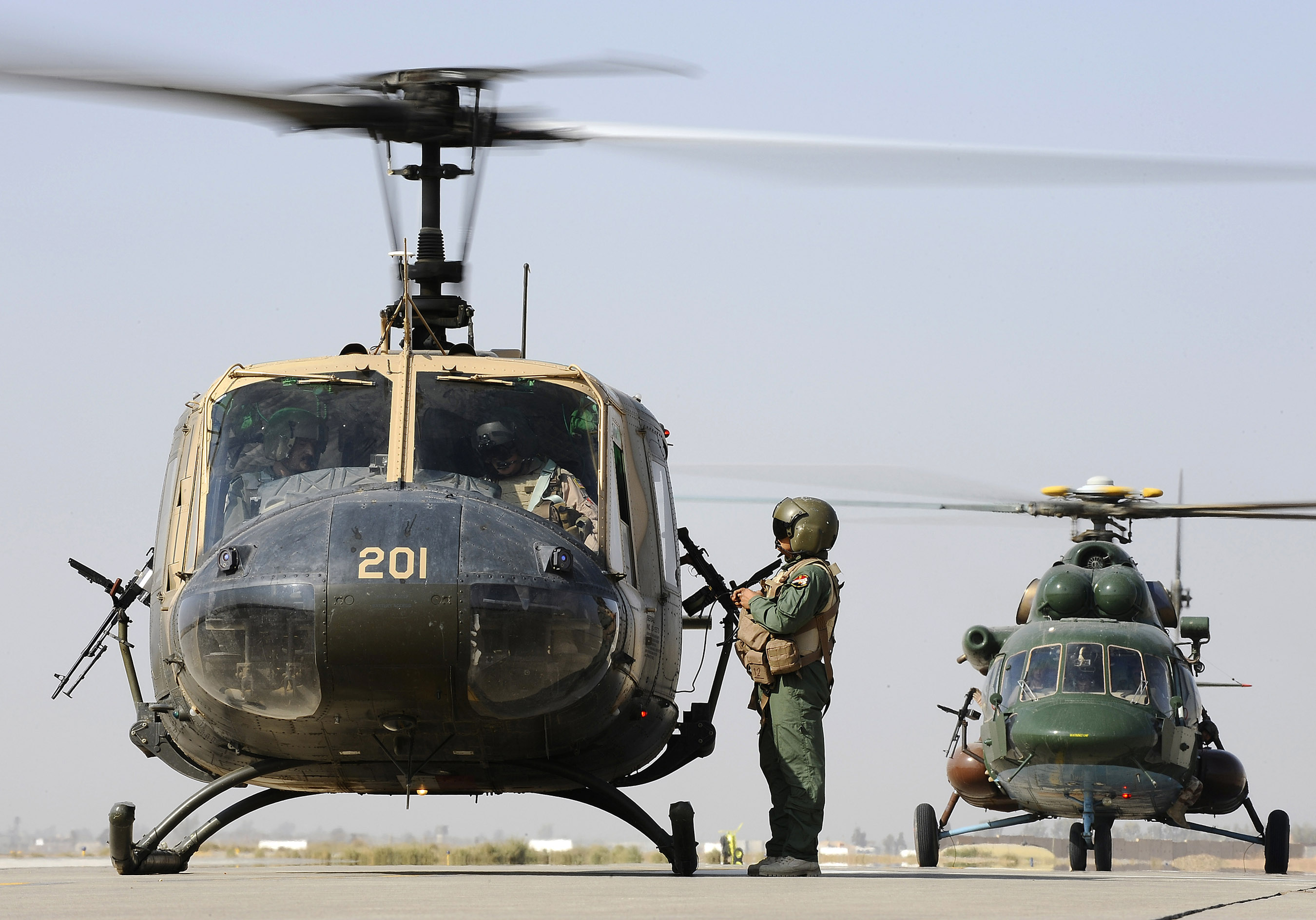 Вьетнам музыка вертолет. Bell uh-1 Iroquois Вьетнам. Хьюи вертолет Вьетнам. Вертолёт ирокез uh-1 во Вьетнаме. Bell Huey II uh-1h.