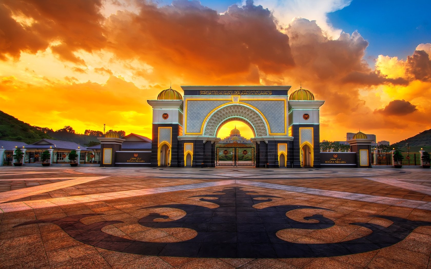 Malaysian National Palace Main Gate Wallpaper and Background Imagex1050