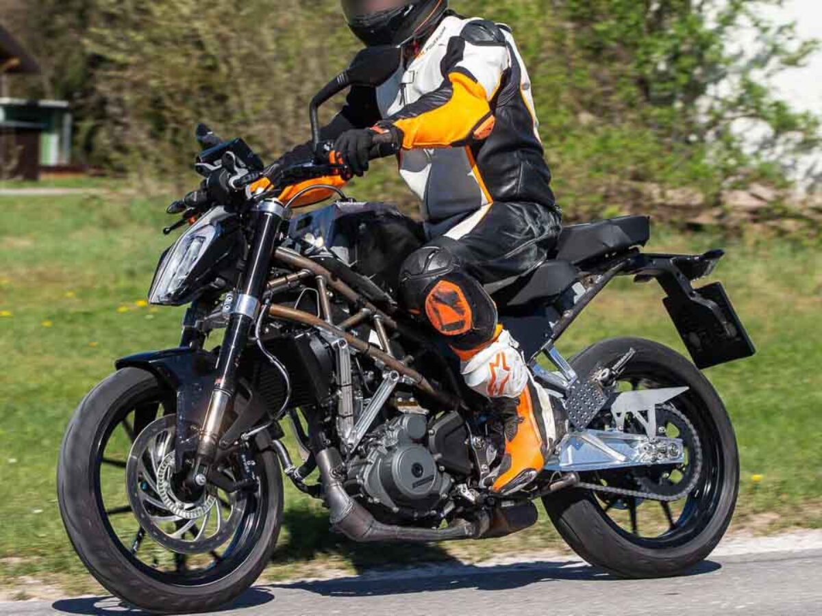 KTM Duke 85 эндуро на красивом фоне