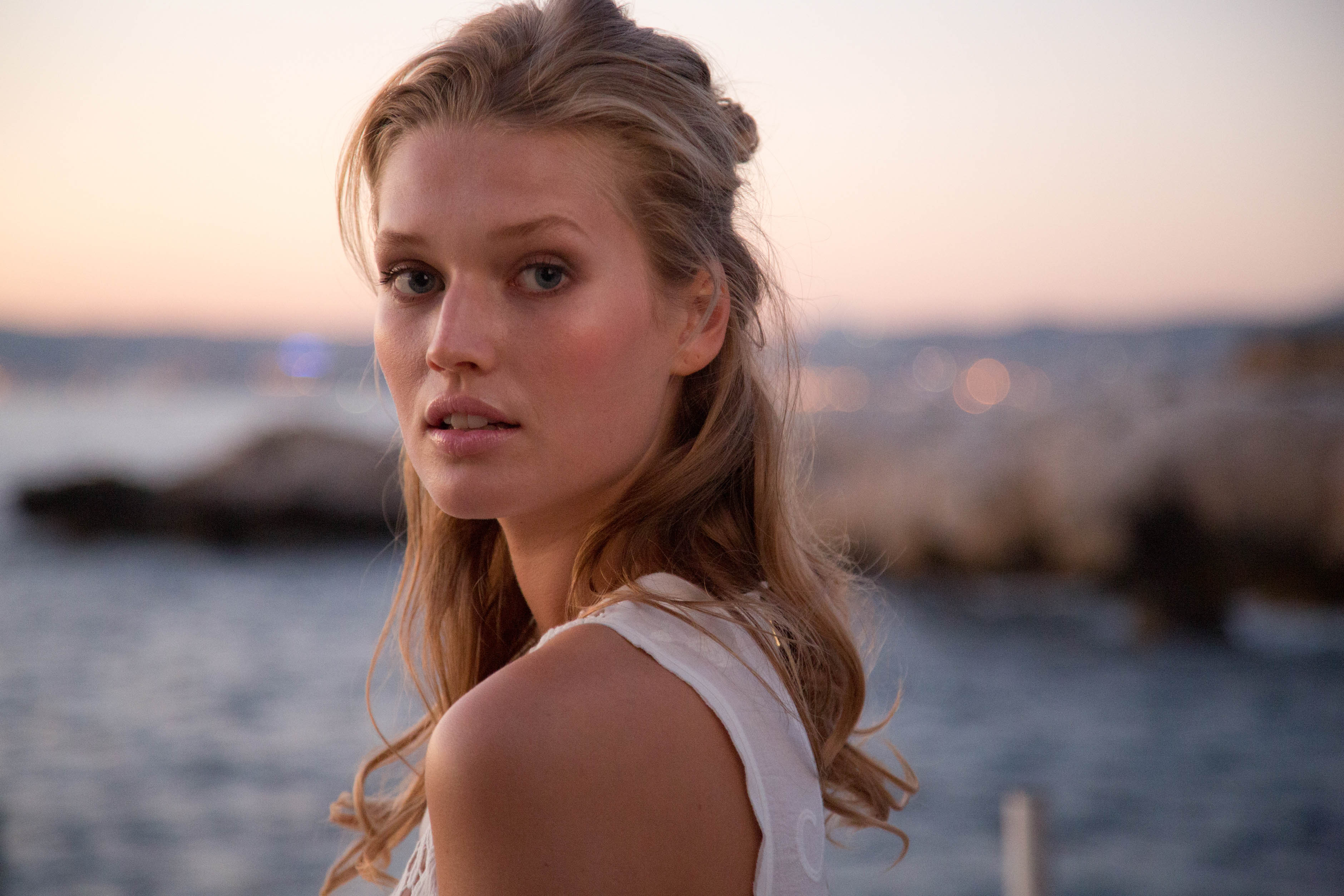 Toni Garrn HD Wallpaper