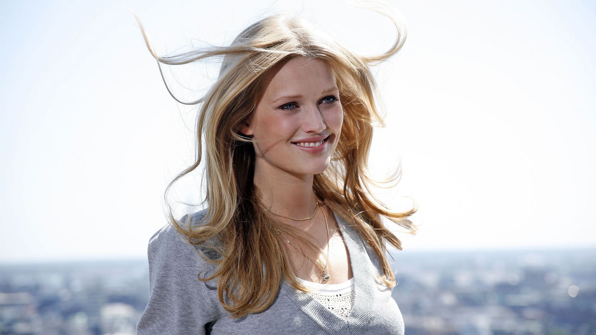 Desktop Wallpaper Toni Garrn, Blonde, Celebrity, Smile, HD Image, Picture, Background, Pemapl
