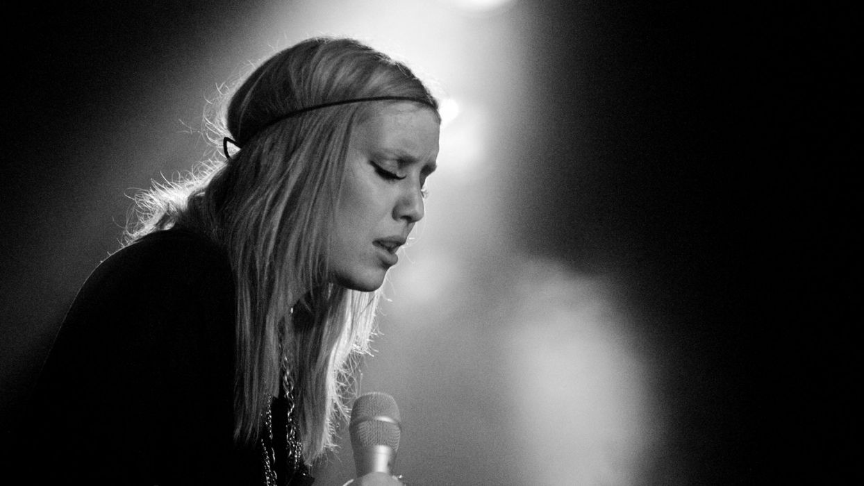 LYKKE LI Indie Rock Folk Dream Pop Electronic Soul Pop Microphone Concert Concerts Wallpaperx1080