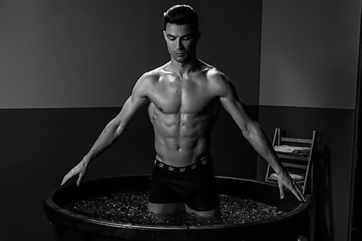 Cristiano Ronaldo Hot Shirtless Pics Are a Treat to the Sore Eyes