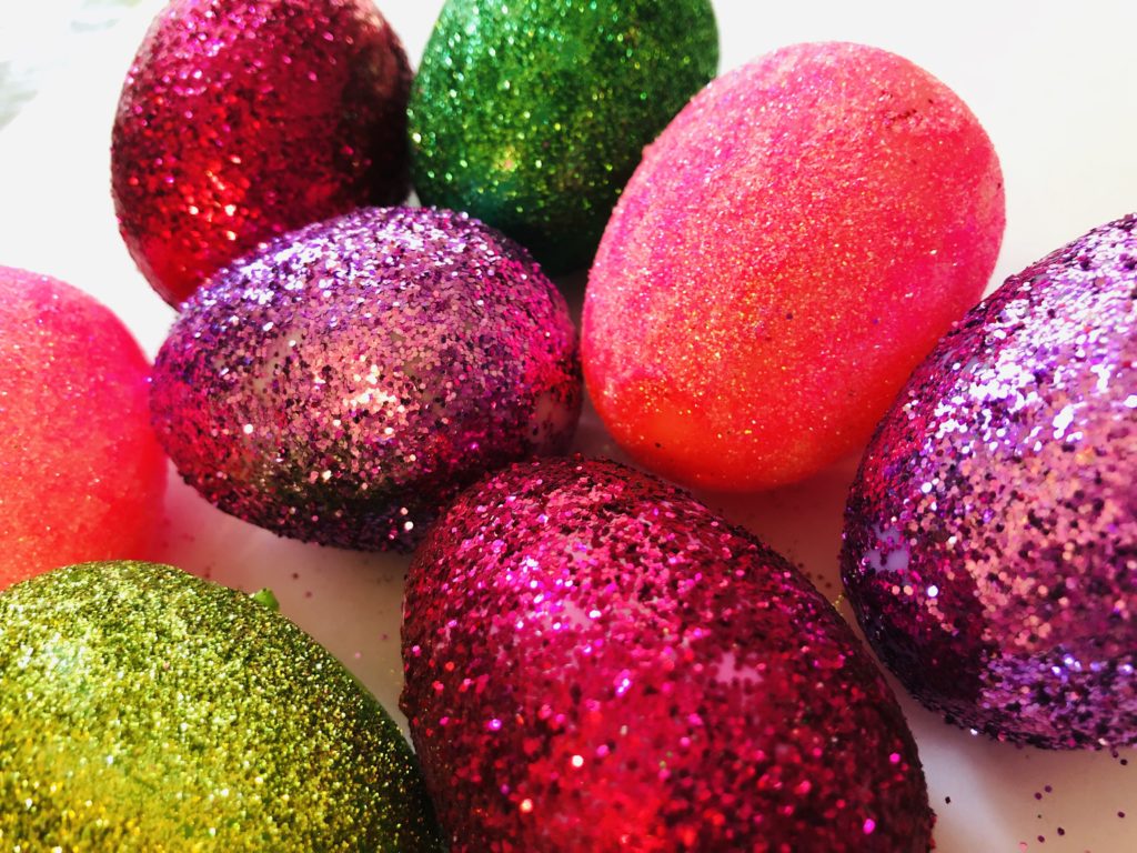 DIY Plastic Glitter Eggs On A Dime