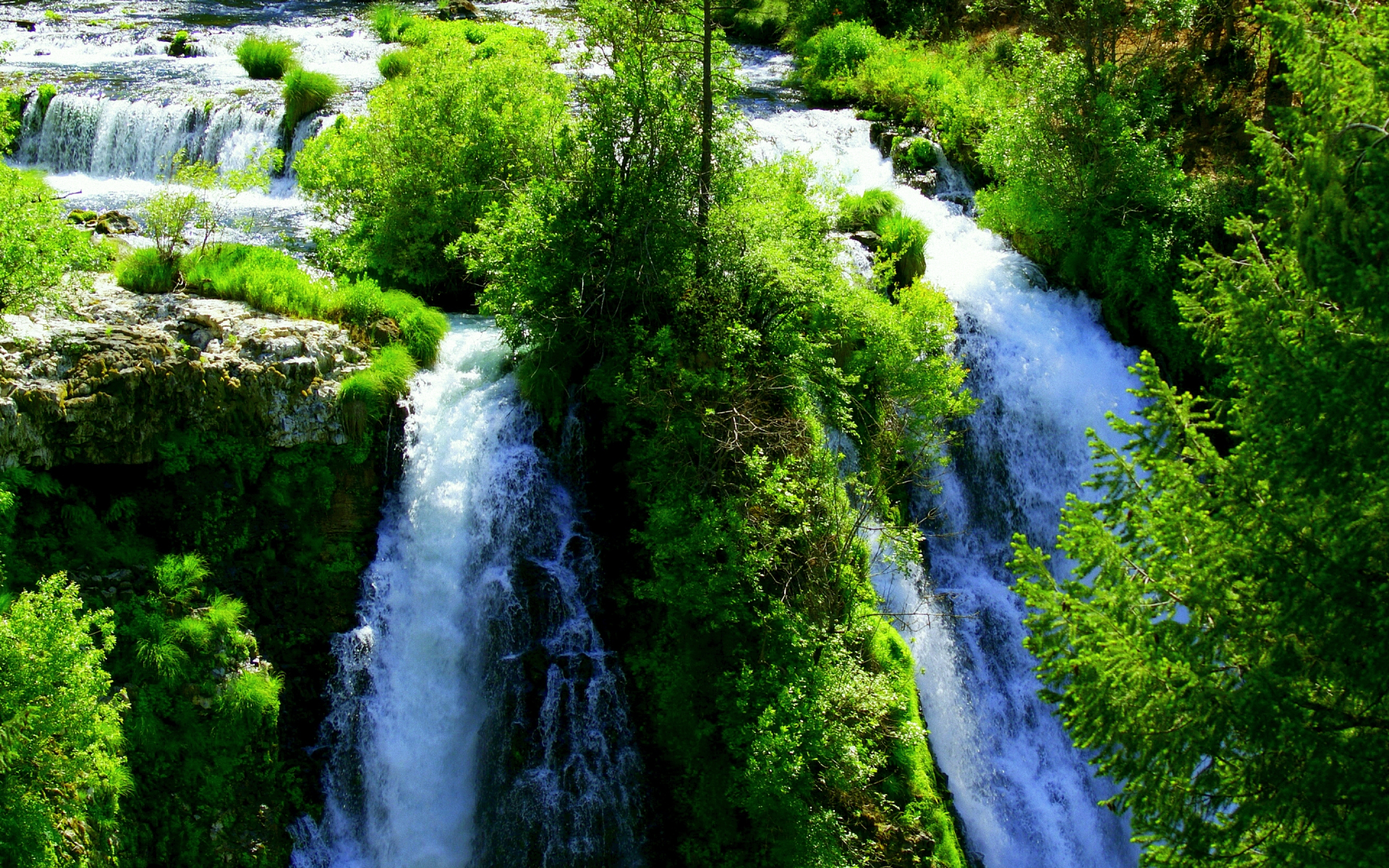 Green Mountain Waterfall wallpaperx1800
