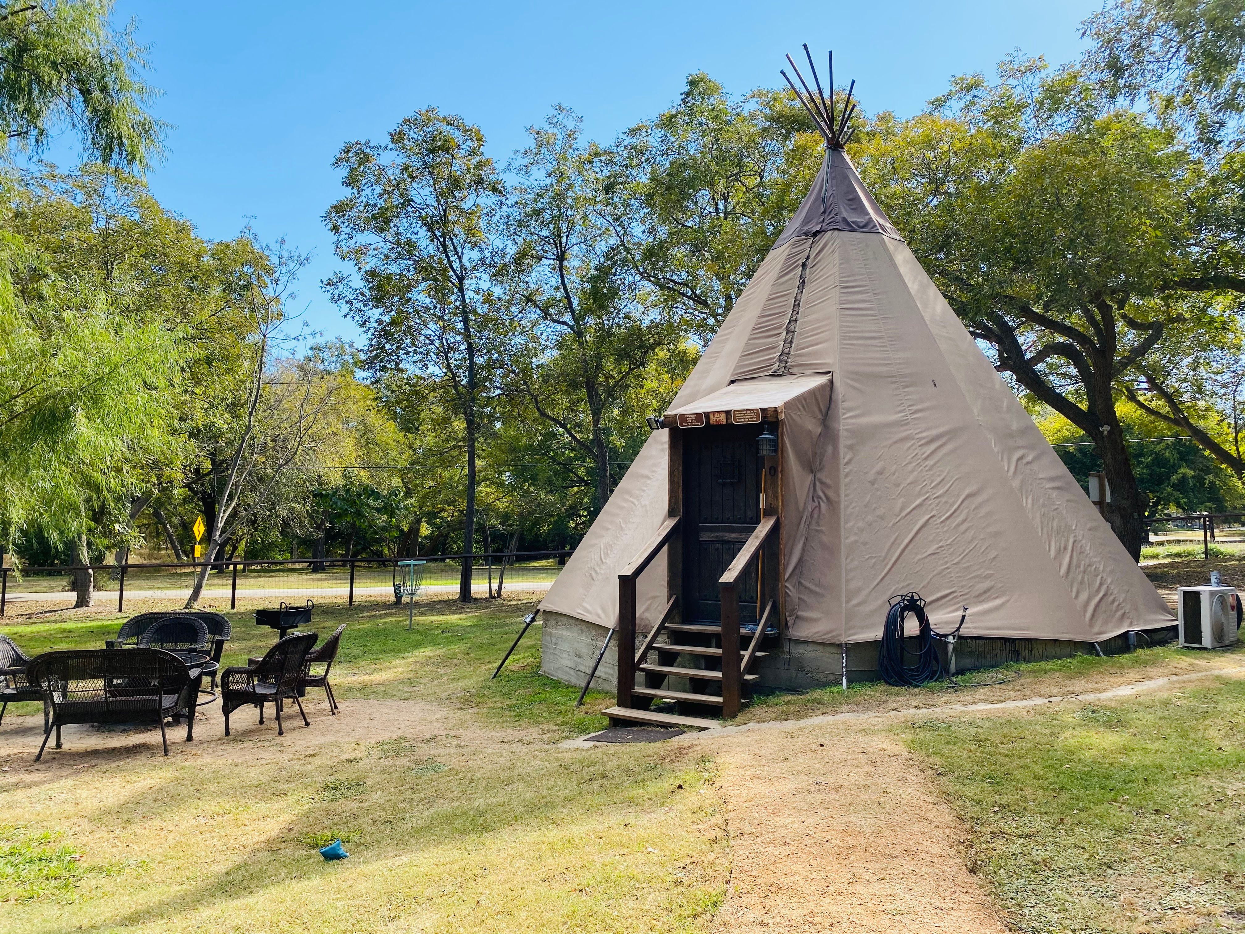 Geronimo Creek Retreat- Teepee 0 Bird Sings. Best Texas Travel