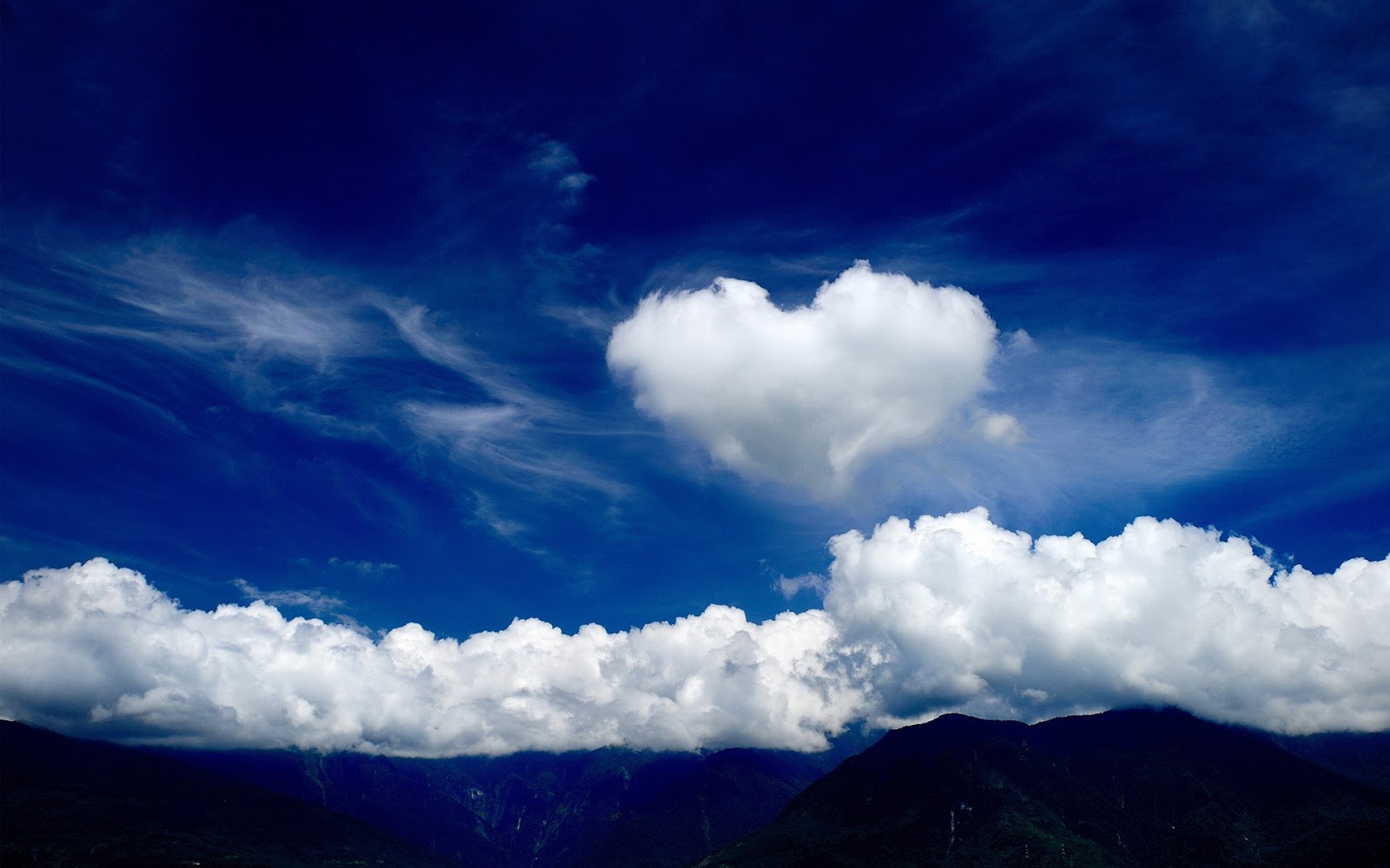 ART FOR YOUR WALLPAPER: Valentine's Day shaped cloud wallpaper