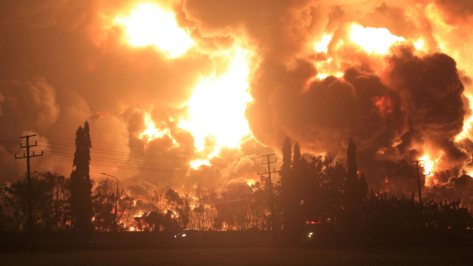 Huge fire follows explosion at Indonesian oil refinery