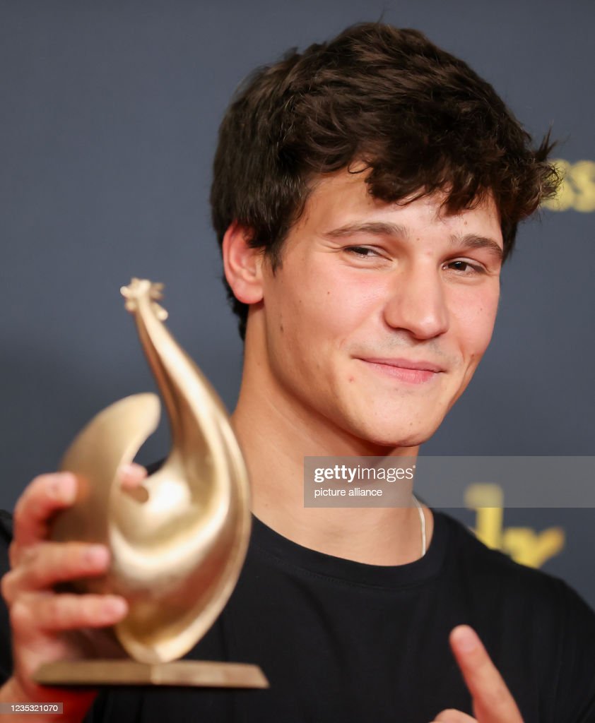 Pop singer Wincent Weiss poses with the Goldene Henne after the. News Photo