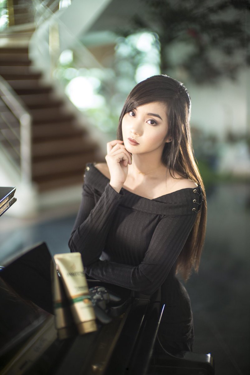 Alodia Gosiengfiao 2018, what do you want? ☺️ I want only the golden care for my hair that can unfrizz my hair. With Silky Smooth Care shampoo and