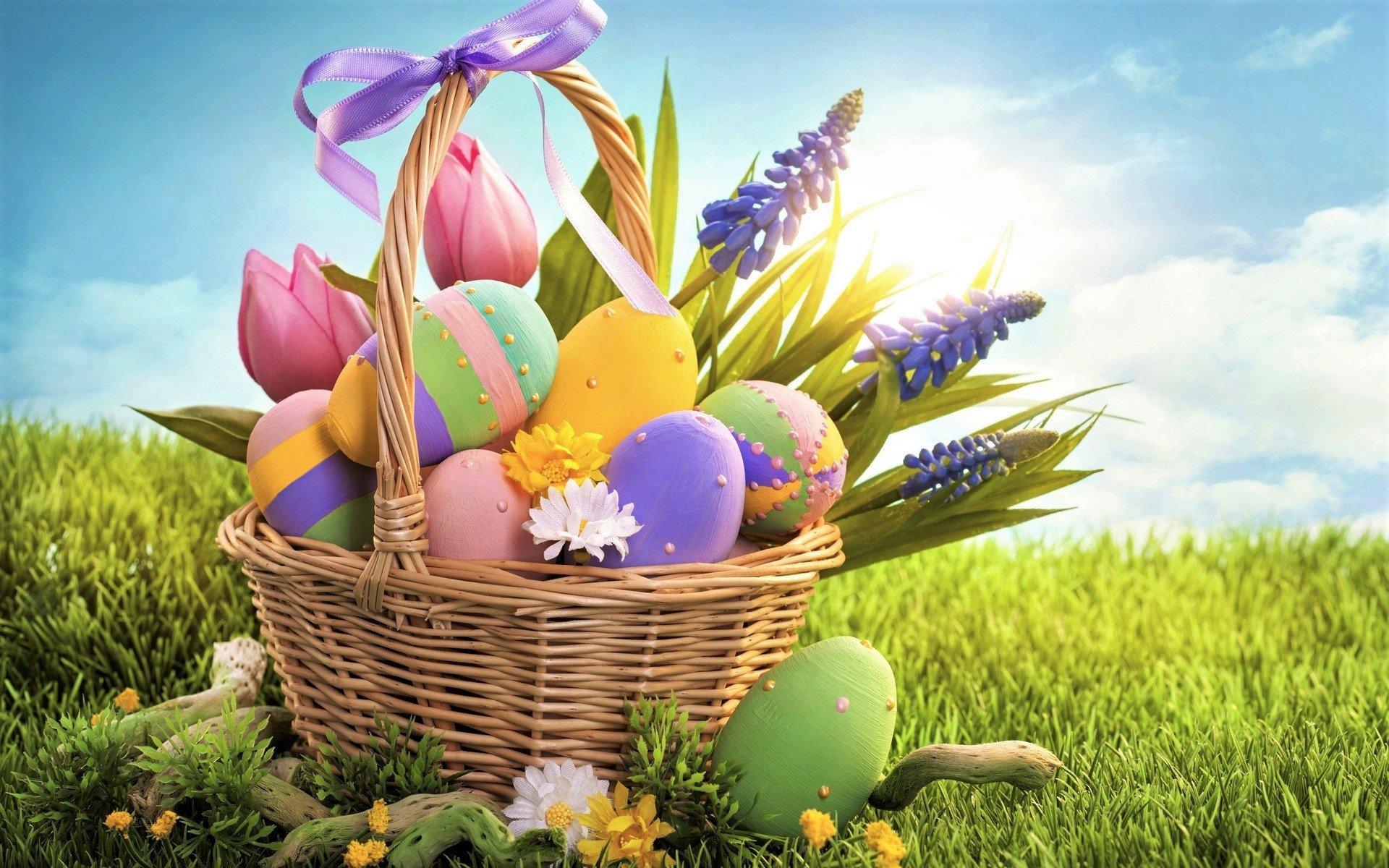 Easter Eggs and Purple Muscari HD Wallpaper