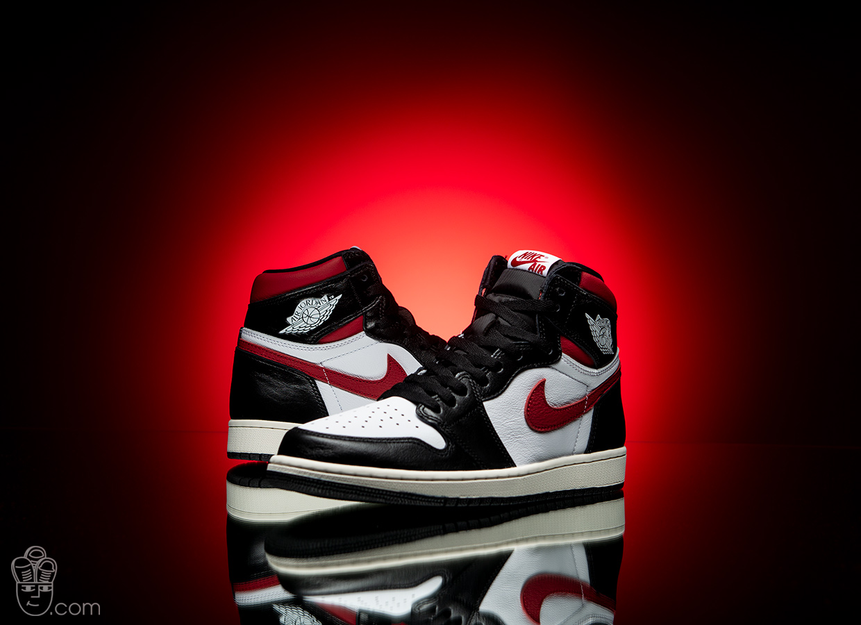 red and black jordan 1 wallpaper