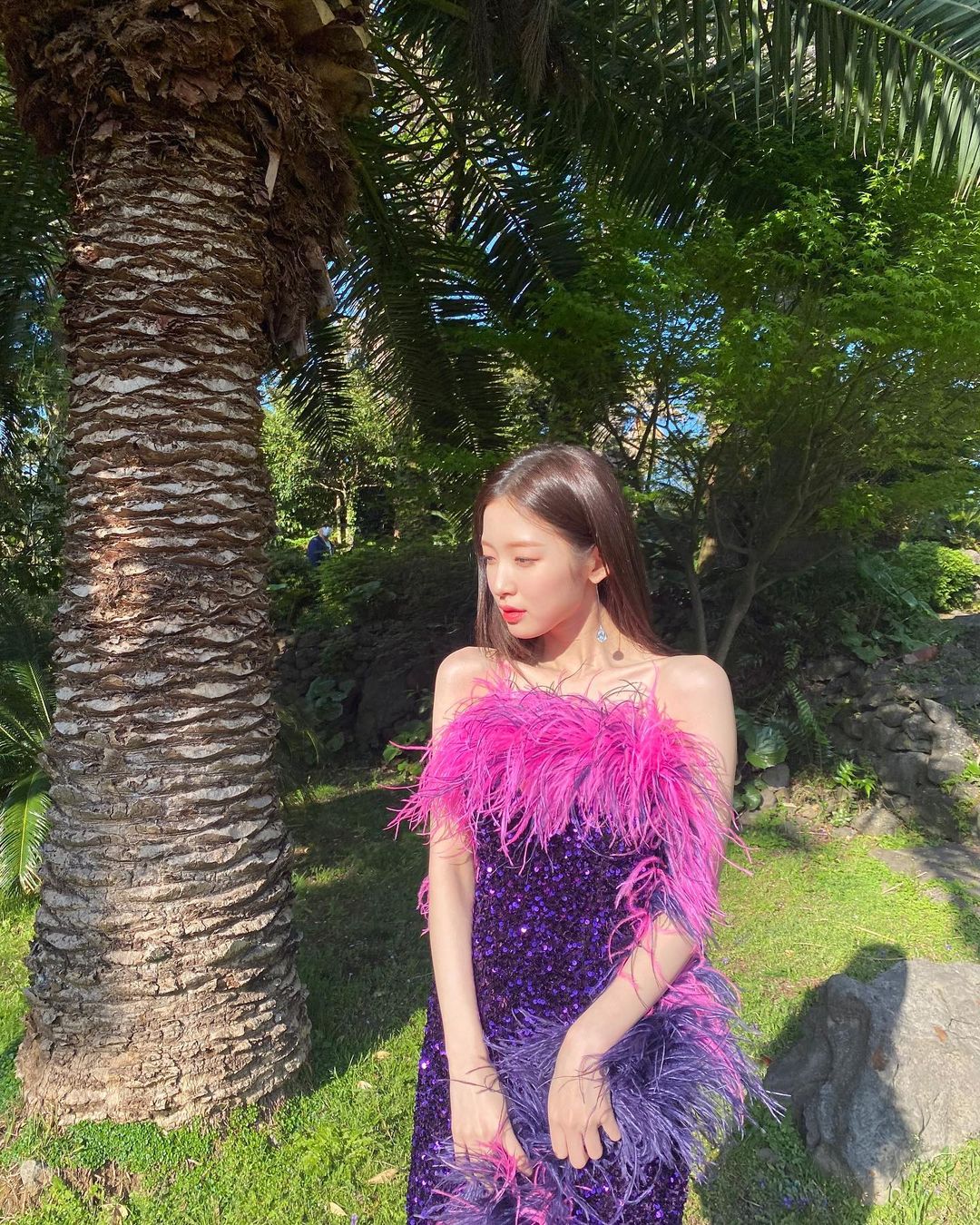 OH MY GIRL Member Arin Shows Off Radiating Beauty and Undeniable Charm in New Photo